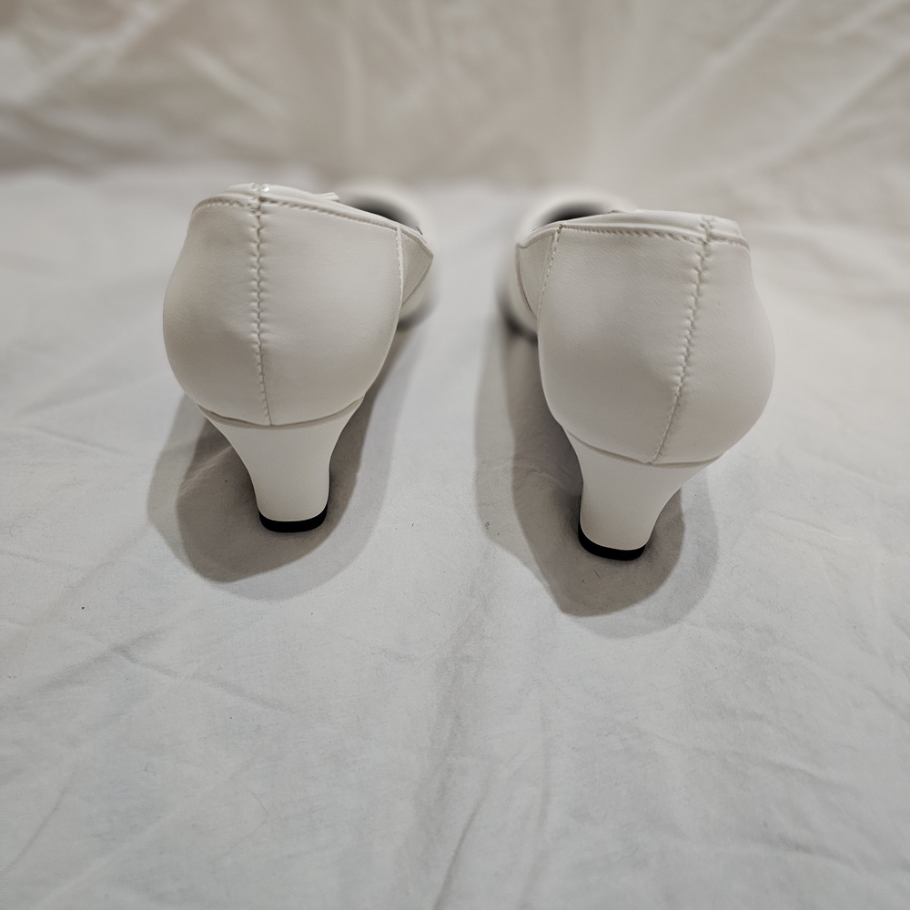 Easy Street Women's White Heels - Picture 5 of 8